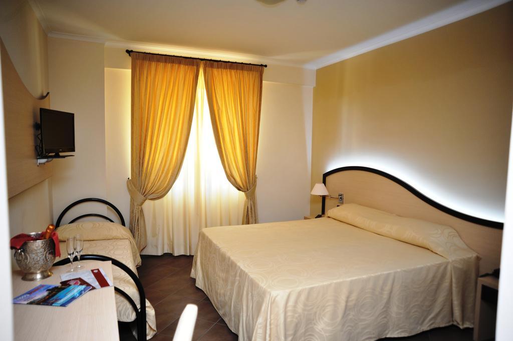 ริสโตรันเต โฮเต็ล วิลลา อิชิเดีย Hotel ฟรัสกาตี ภายนอก รูปภาพ
